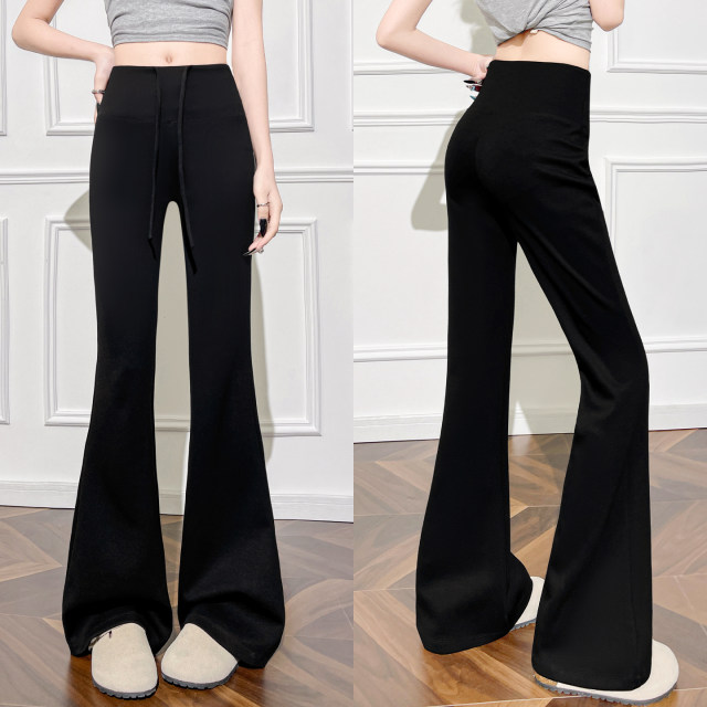 ກິລາ bootcut ສີເທົາ ແລະ ໂສ້ງຮັດແອວສູງ ເກີບມ້າ