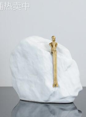 现代简约树脂小金人摆件样板间客厅书房书柜电视台时尚轻装饰品