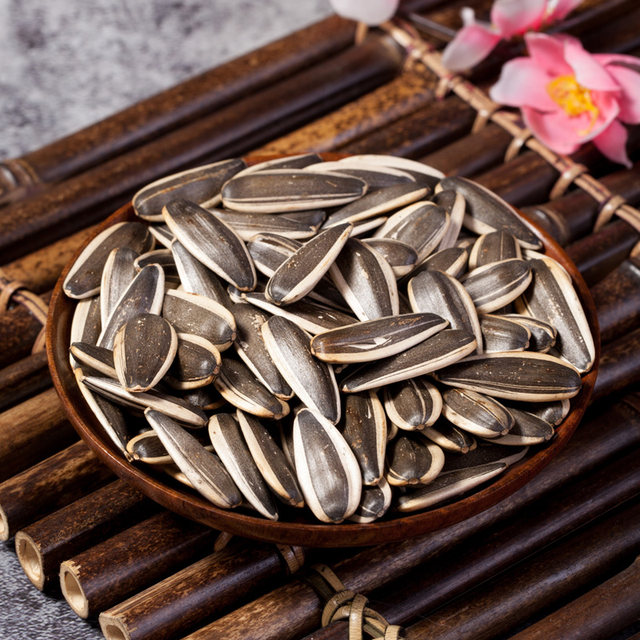 Lingzheng Melon Seeds and Nuts Roasted Seeds Snacks