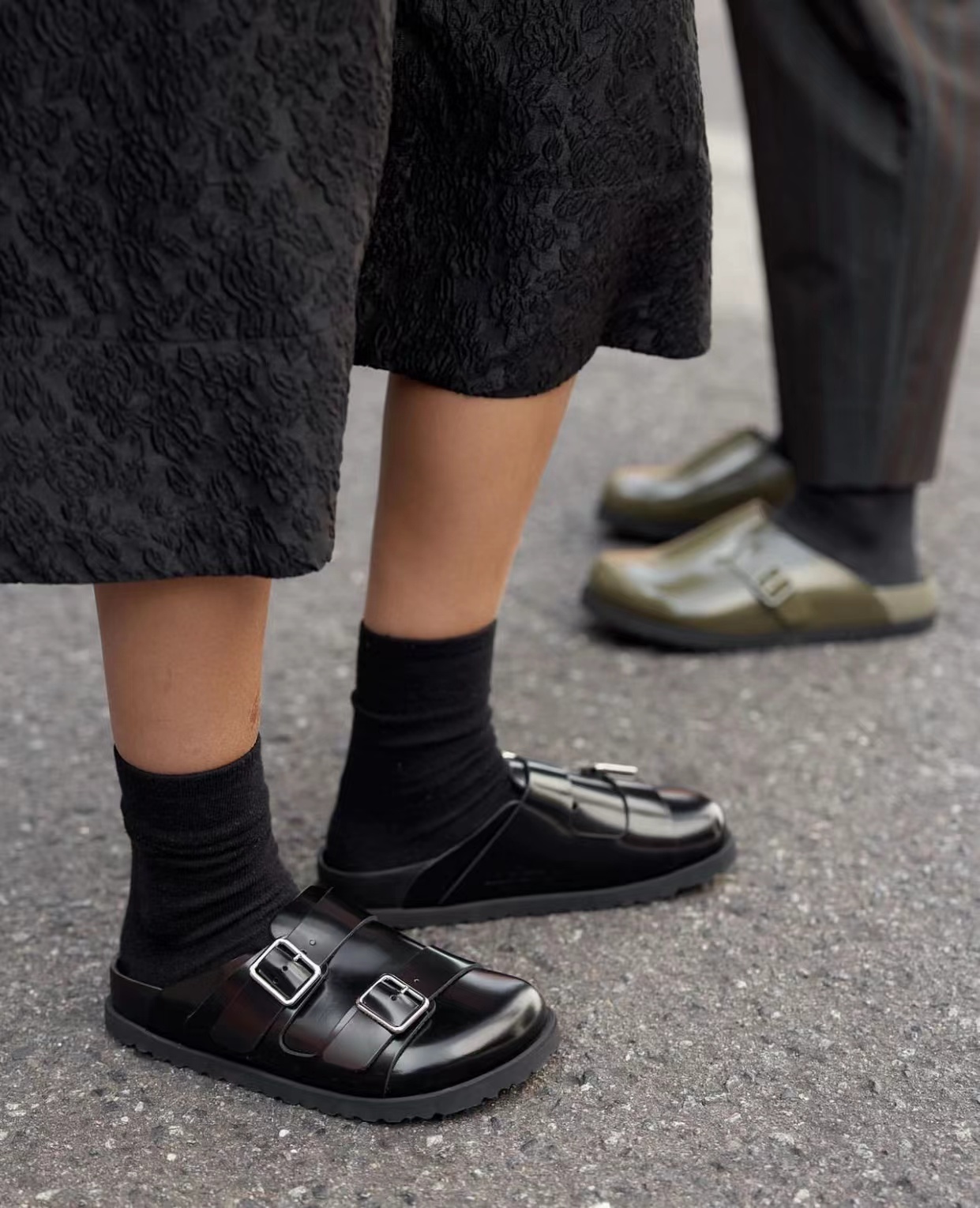 「Maroon」部分现货 Birkenstock1774新款勃肯银扣亮面皮革凉拖鞋 - 图3