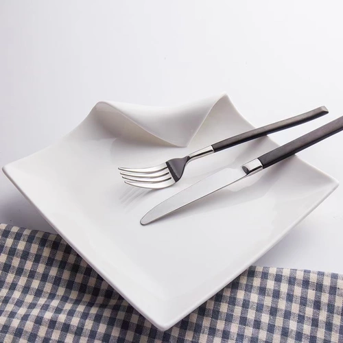 В отеле кухонная посуда устанавливает квадратную гетеросексуальную ежемесячную дисковую столовую.