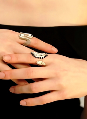 小众设计磨砂水波纹黑玛瑙月牙开口戒指轻奢高级感食指戒气质中性