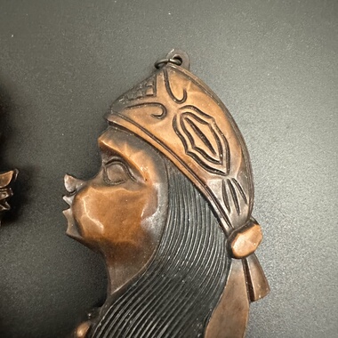 木雕木制品，面部表情生动，头发丝缕分明整体设计富有异域风情。