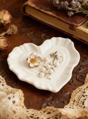 白色陶瓷心形花朵首饰收纳盘