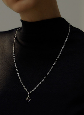 腿部字母银色暗黑风吊坠