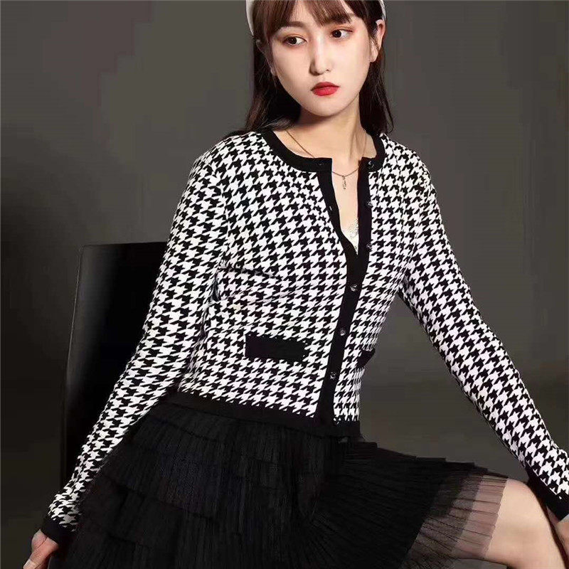 阿玛施旗舰店官网2020秋冬短外套 简妍芙毛针织衫