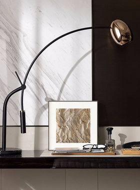 现代轻奢样板间办公书桌挂画垫台灯阅读主题售楼处书房组合装饰品