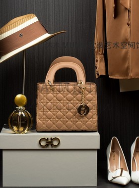样板房衣帽间装饰品摆件衣柜展厅软装棕色服装高跟鞋收纳箱包欧式