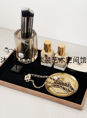 样板房衣帽间小香主题梳妆台粉底液化妆品软装饰品组合道具摆件
