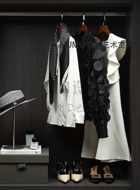 样板房间衣帽间装饰品摆件女士马甲衬衣包包围巾组合套装展厅软装