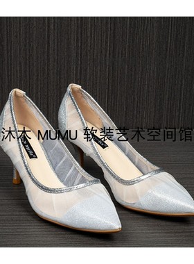 样板房衣帽间软装女士衣柜摆件红色搭配套装衬衣连衣裙高跟鞋轻奢