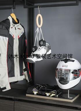 轻奢样板房男孩衣帽间房饰品运动球主题儿童房书桌头盔熊组合摆件