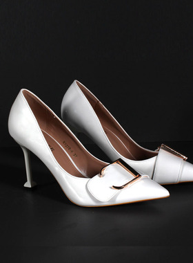 衣服样板间衣帽间饰品软装家居衣柜展厅装饰摆件衬衫女连衣裙