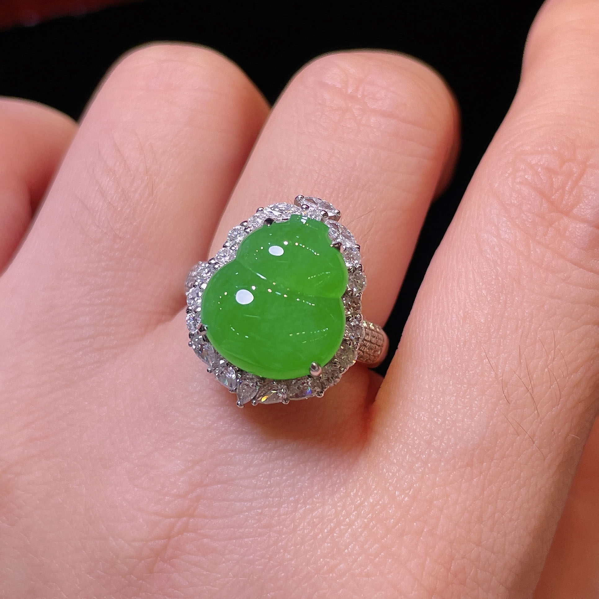 Emperor Cuiqin Bingyang Green Gourd Ring 18k gold diamond inlaid with natural A-grade jadeite full and translucent