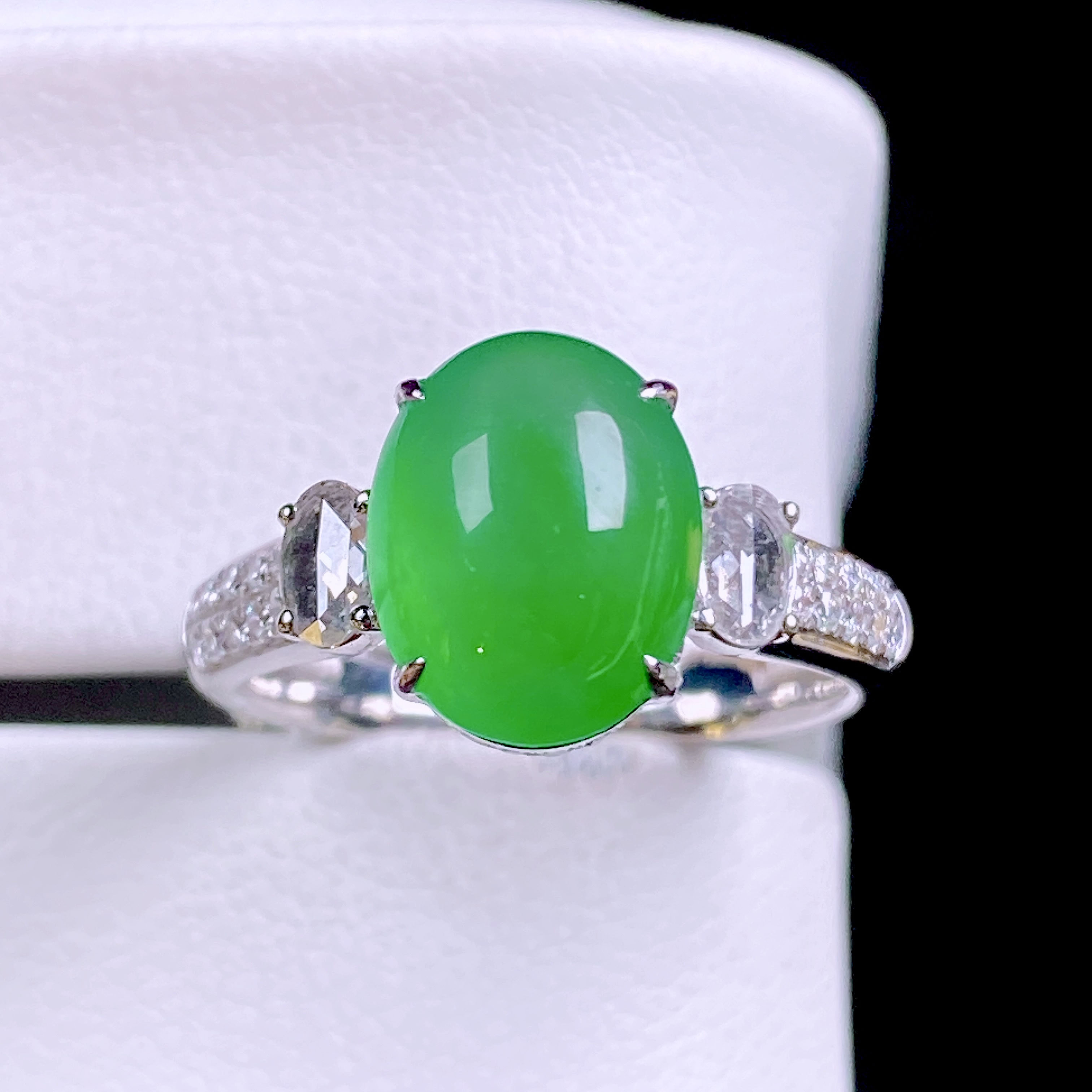 Cuiqin Emperor Bingyang Green Cabochon Ring 18k gold diamond inlaid with natural A-grade jadeite full and translucent