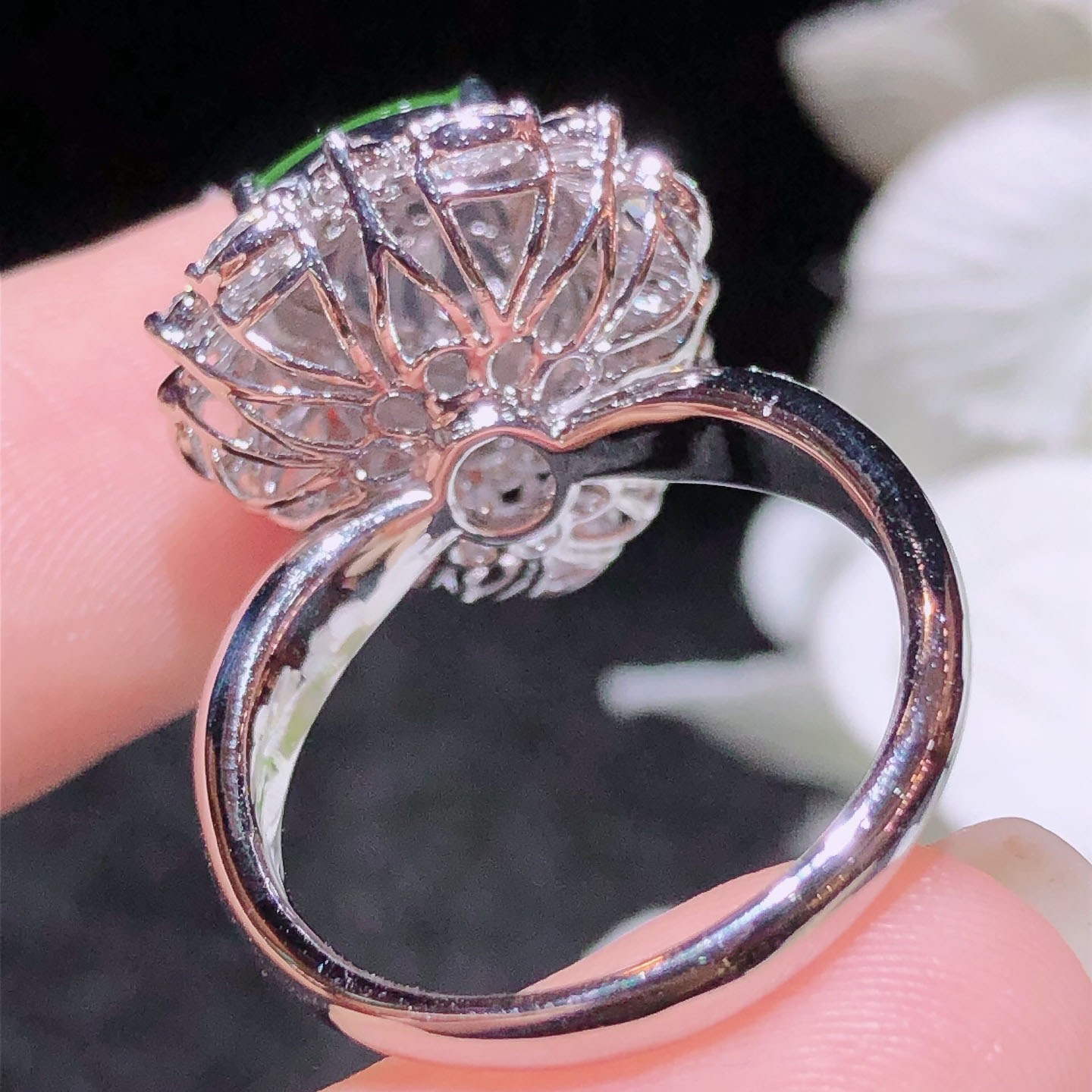 Emperor Cuiqin's ice floating green gourd ring, 18k gold diamond inlaid with natural A grade jadeite, full and translucent.