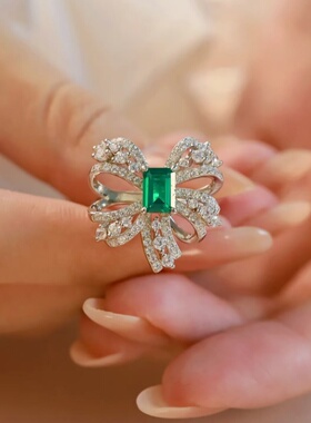 莫桑石蝴蝶结祖母绿1克拉戒指