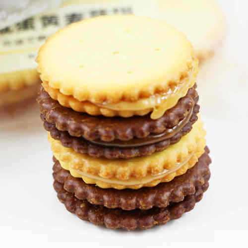 滋冠网红咸蛋黄麦芽夹心饼干黑糖味日式小圆饼散称装休闲零食小吃 - 图1