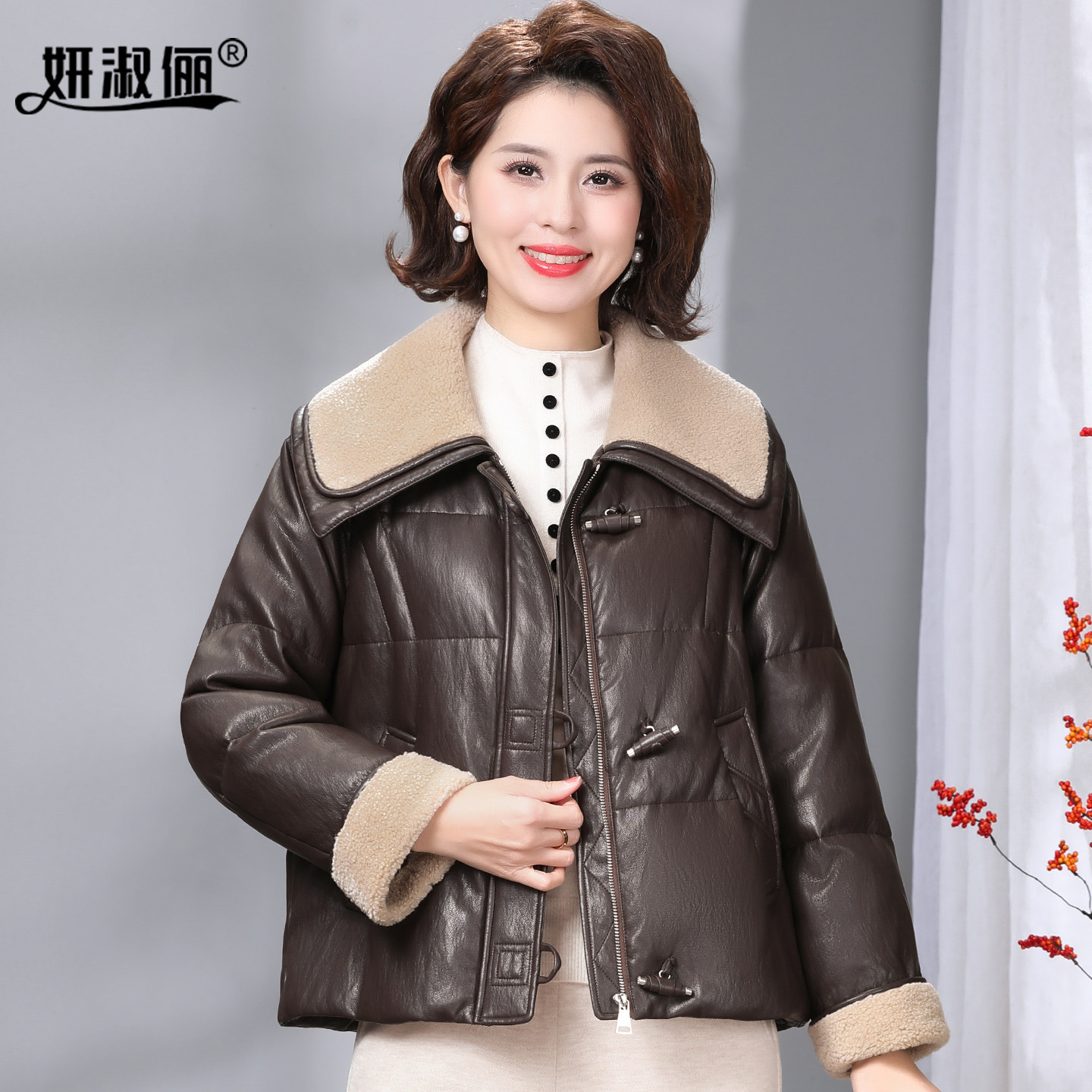 洋气减龄妈妈冬装大翻领羊羔绒皮衣女短款保暖外套宽松鹅绒羽绒服,淘宝优惠券,粉丝福利购,淘宝优惠卷