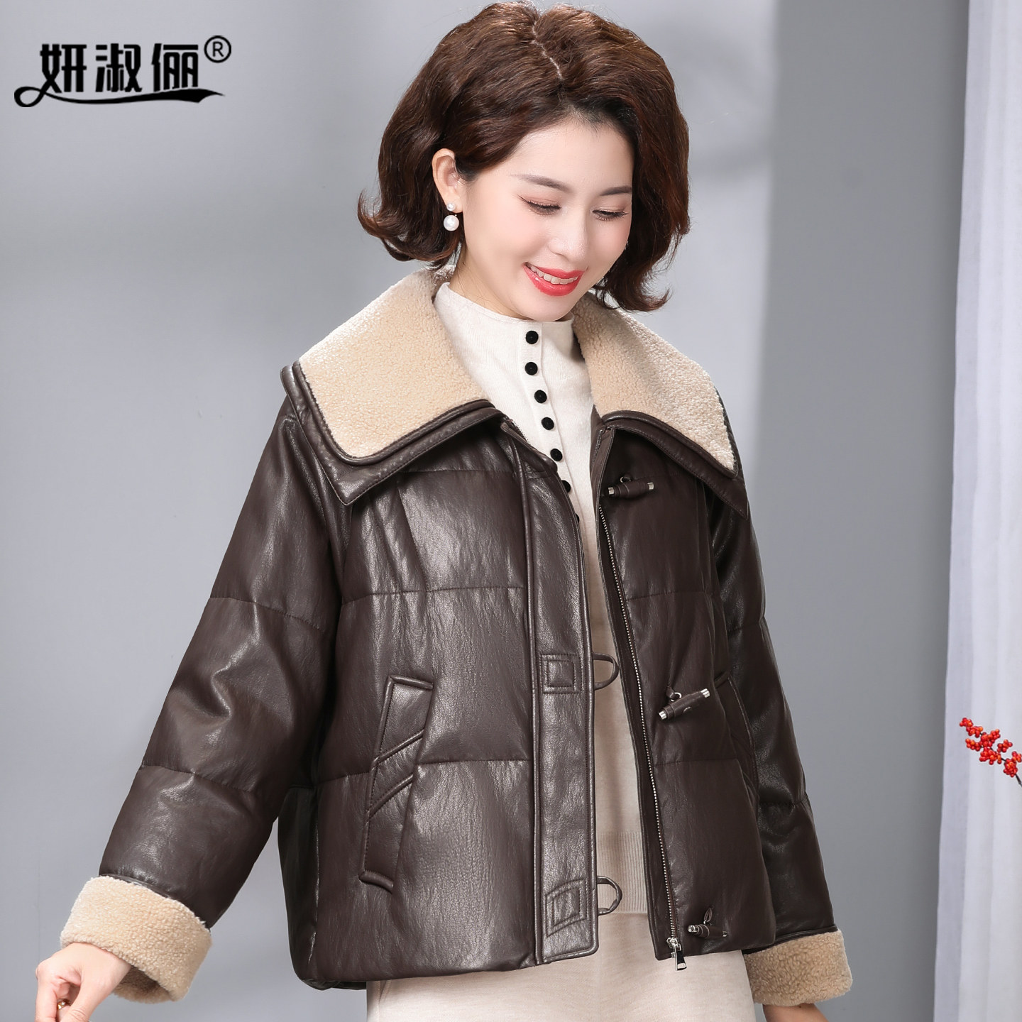 洋气减龄妈妈冬装大翻领羊羔绒皮衣女短款保暖外套宽松鹅绒羽绒服,淘宝优惠券,粉丝福利购,淘宝优惠卷