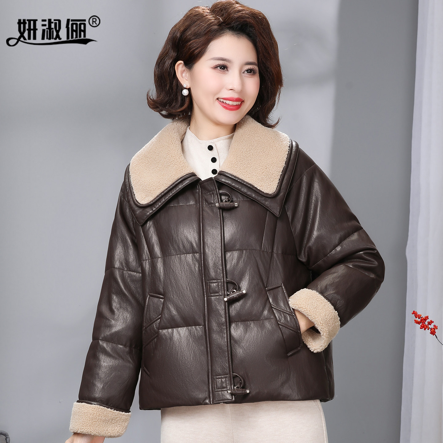 洋气减龄妈妈冬装大翻领羊羔绒皮衣女短款保暖外套宽松鹅绒羽绒服,淘宝优惠券,粉丝福利购,淘宝优惠卷