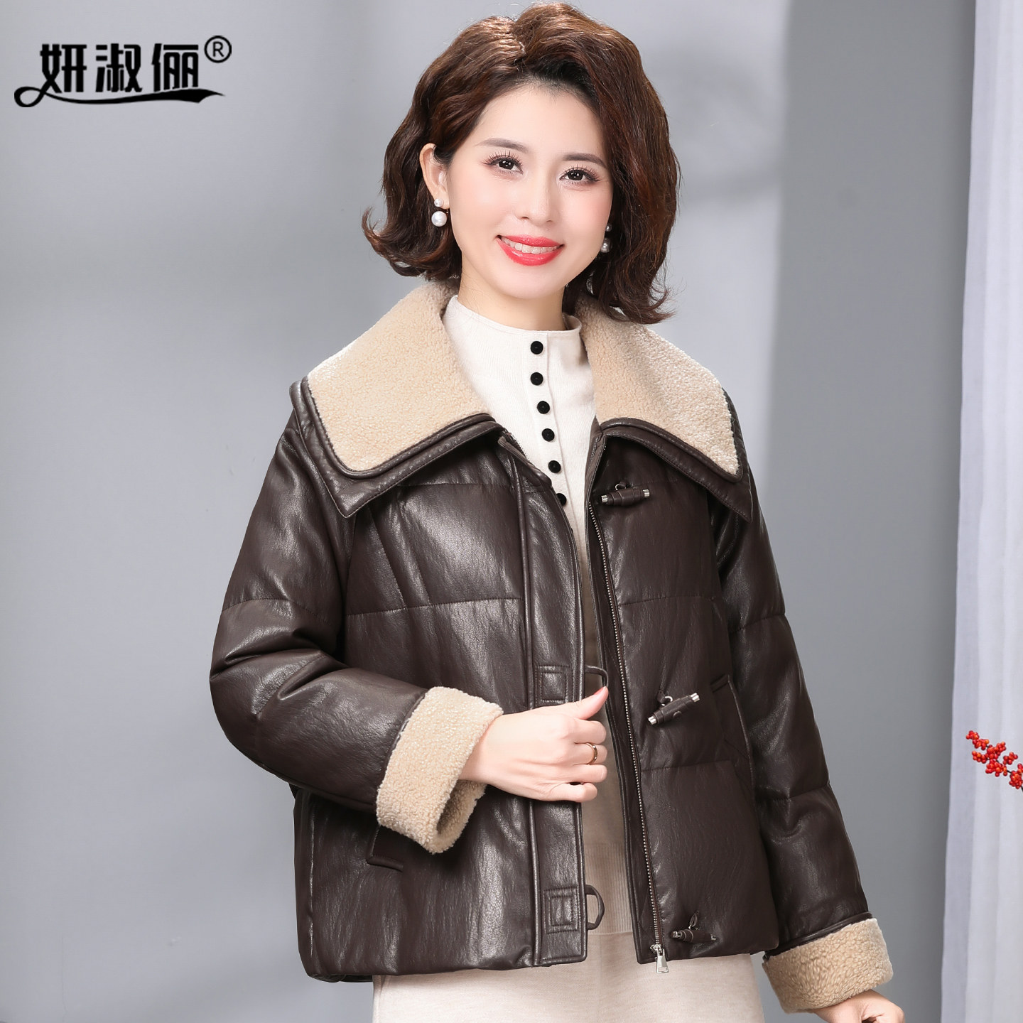 洋气减龄妈妈冬装大翻领羊羔绒皮衣女短款保暖外套宽松鹅绒羽绒服,淘宝优惠券,粉丝福利购,淘宝优惠卷