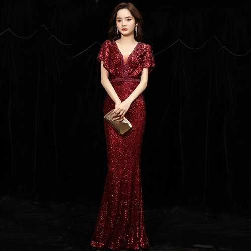 Бордовое весеннее длинное вечернее платье, элегантные блестки для ногтей для невесты, городской стиль, яркий броский стиль