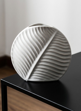 简约白色陶瓷波浪花瓶摆件