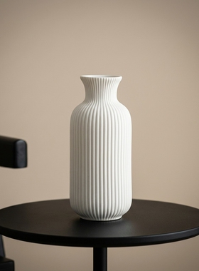 简约白色陶瓷竖纹花瓶摆件
