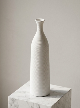 极简白色陶瓷竖纹花瓶摆件