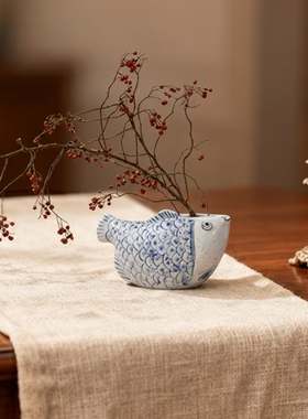 日式青花瓷鲤鱼造型花瓶摆件