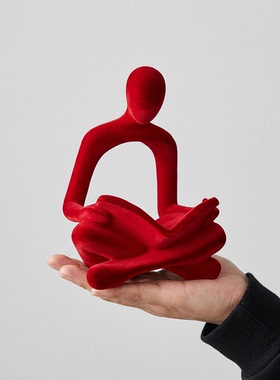 红色抽象人物雕塑摆件家居办公