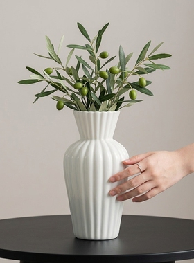 简约白色陶瓷竖纹花瓶摆件