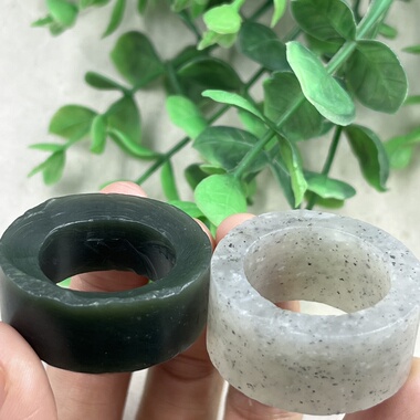 2件价新疆和田玉点墨青花且末戒指边角料圆圈指环吊坠下脚料包邮t