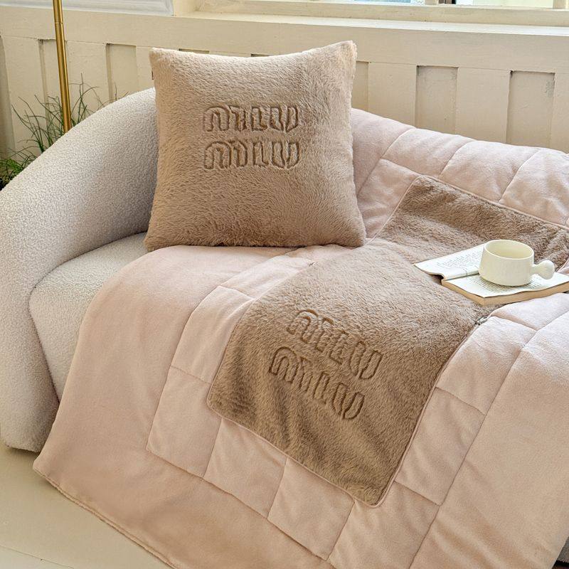 新疆包邮抱枕被子两用冬天加厚客厅沙发靠枕午睡毯子二合一车用折,淘宝优惠券,粉丝福利购,淘宝优惠卷