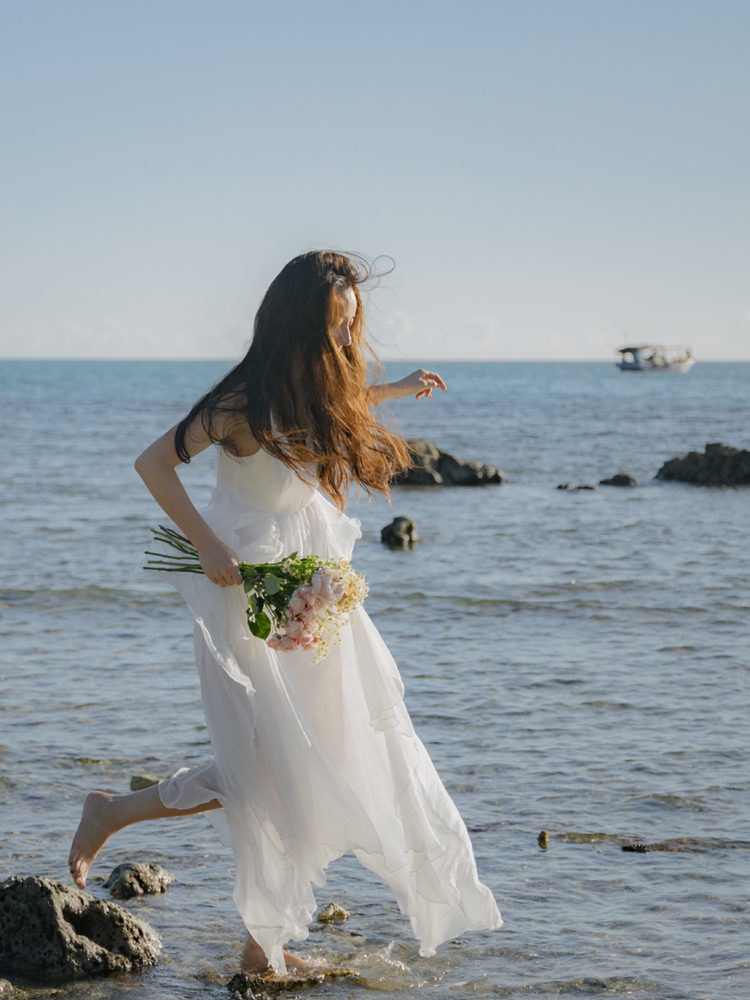 海南三亚旅游拍照沙滩裙白色气质仙女飘逸吊带连衣裙洱海度假长裙-图3