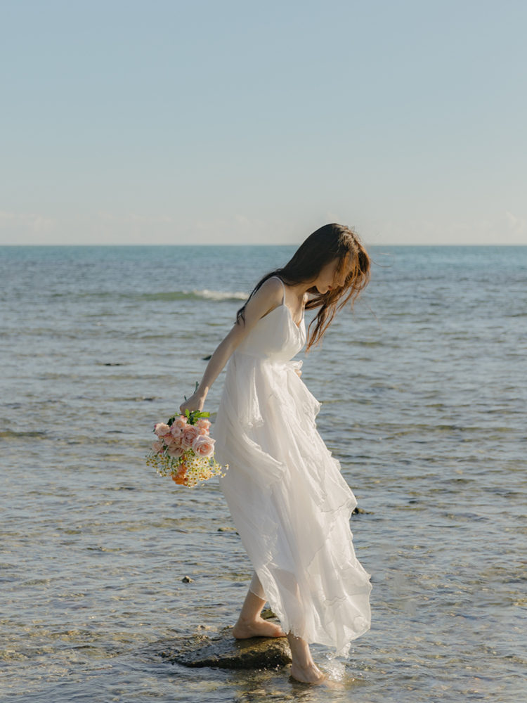 海南三亚旅游拍照沙滩裙白色气质仙女飘逸吊带连衣裙洱海度假长裙-图1