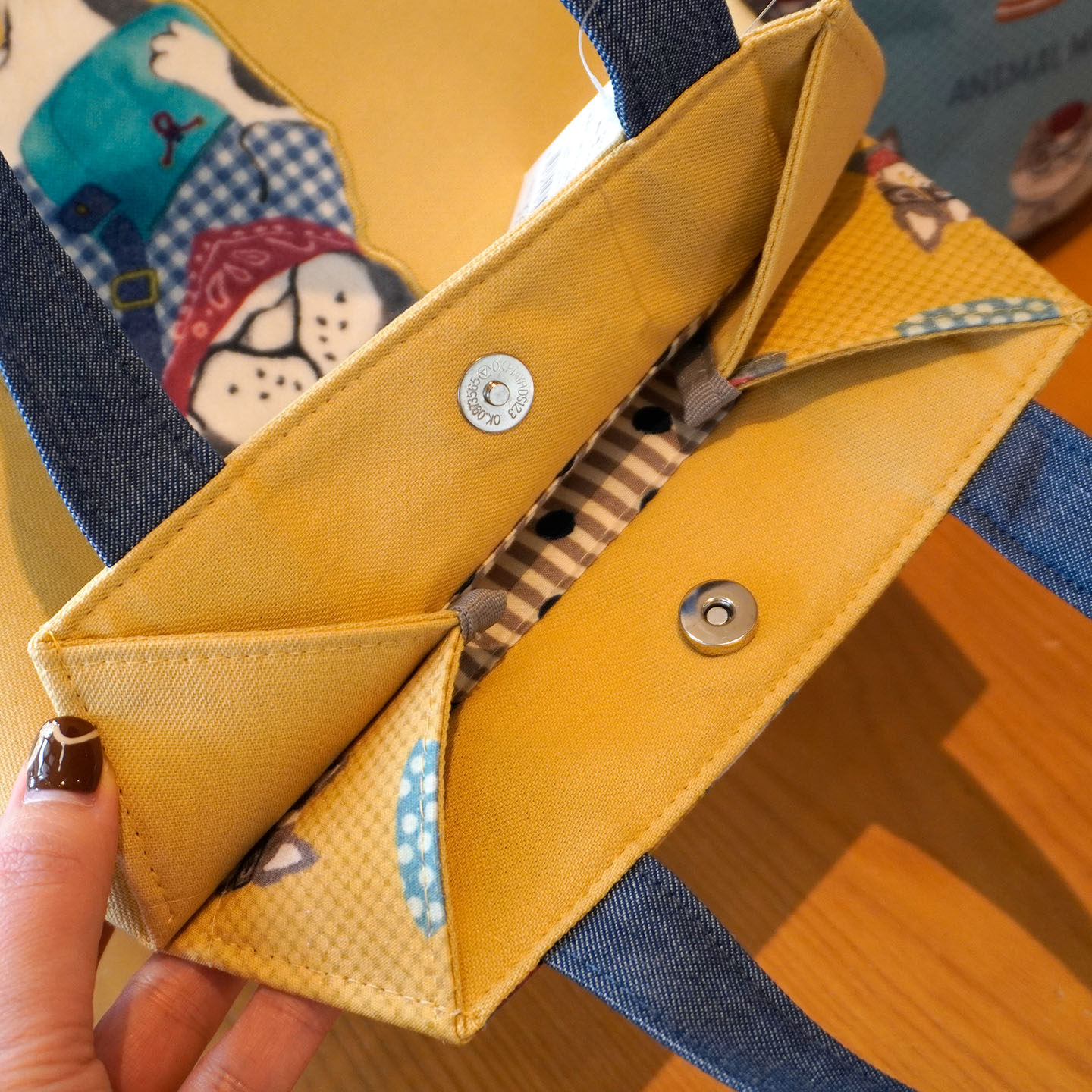 25冬新款日本kusuguru正品刺绣水桶包通勤手提包精美贴布焖烧壶包,淘宝优惠券,粉丝福利购,淘宝优惠卷