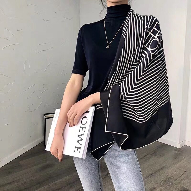 时岚旗舰店丝巾女春秋款洋气时尚百搭条纹90CM大方巾带扣夏季披肩小方巾围巾2