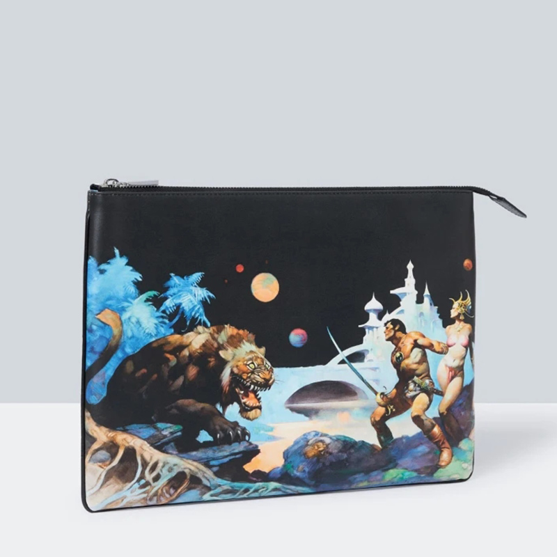 【现货】TASCHEN塔森 ob-Pouch, Frazetta，TASCHEN手拿包 - 弗兰克·弗雷泽塔 进口大容量便携出行包袋 - 图1