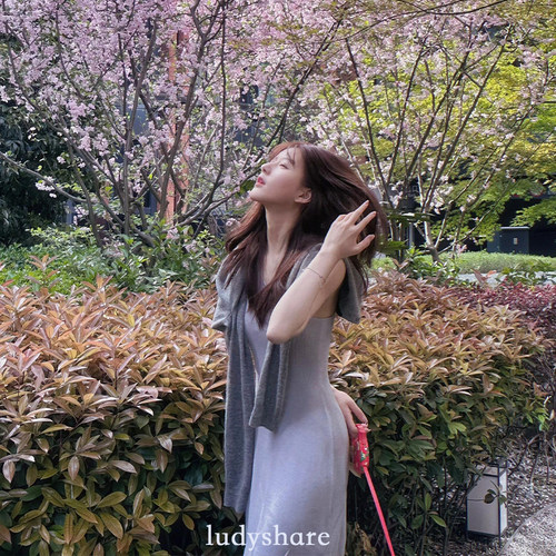 赵露思同款斜肩针织连衣裙女2024夏新款名媛度假风海边度假背心裙 - 图1
