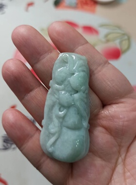 天然翡翠吊坠雕刻件蝙蝠葫芦