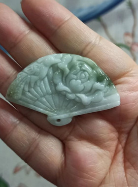 天然翡翠吊坠绿底凤穿牡丹扇
