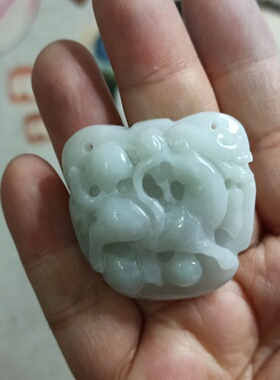翡翠吊坠麒麟貔貅牌子飘花淡绿