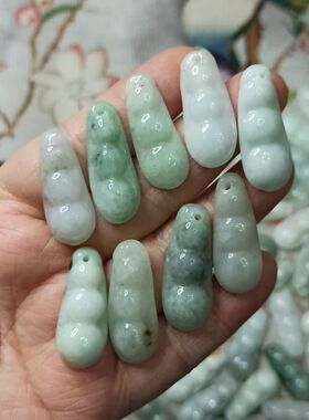 缅甸天然翡翠吊坠福豆子