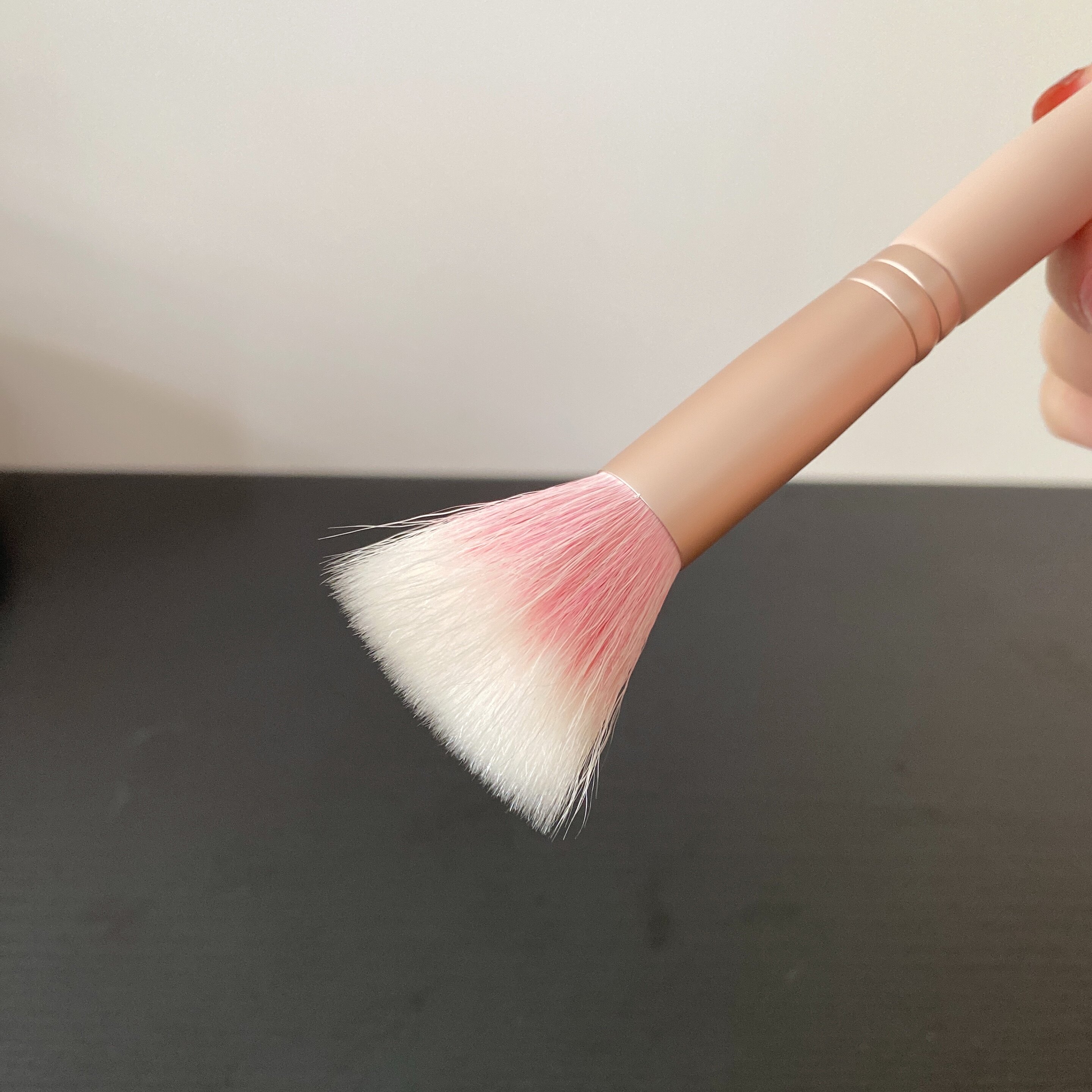 粉色羊毛点彩刷动物毛腮红刷高光刷提亮化妆刷细光锋羊毛彩妆刷