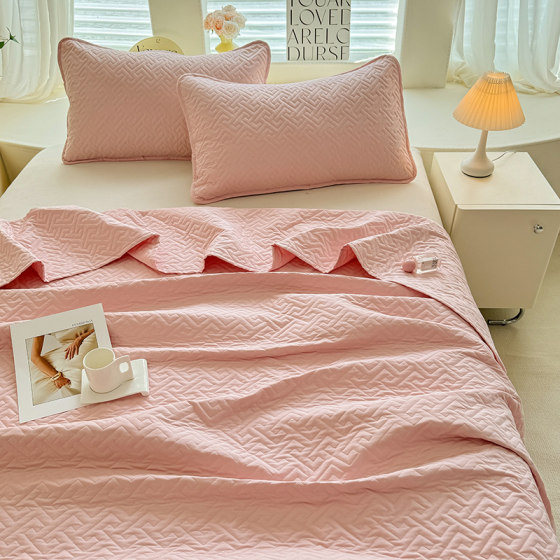Cotton bed cover with thick quilting