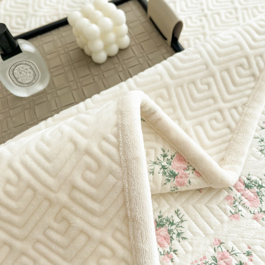Reversible bed cover