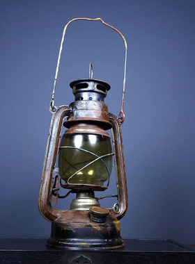 手提老式桐油灯照明复古怀旧