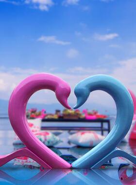 大型抽象天鹅摆件户外玻璃钢爱心形拍照道具园林景观爱情主题雕塑